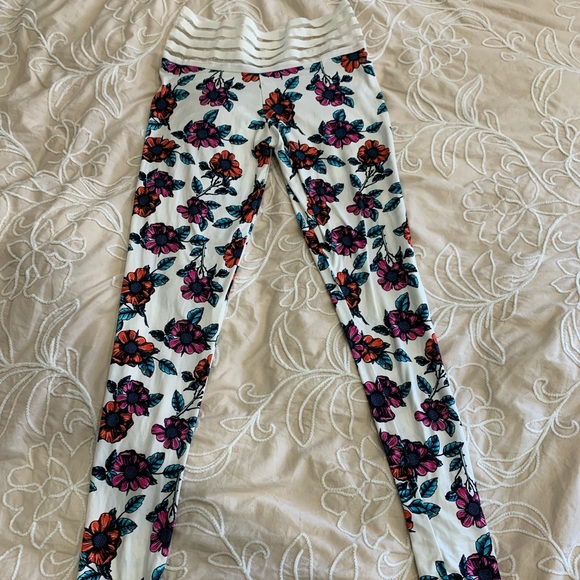 Floral Cute Booty Lounge Scrunch Butt Leggings - Picture 2 of 9